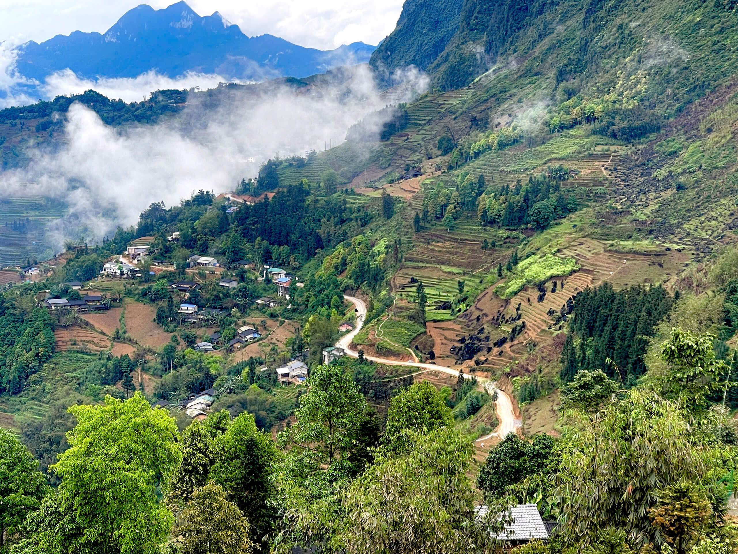 Beautiful panoramic view of the winding mountain roads on the Ha Giang Loop for beginner travelers
